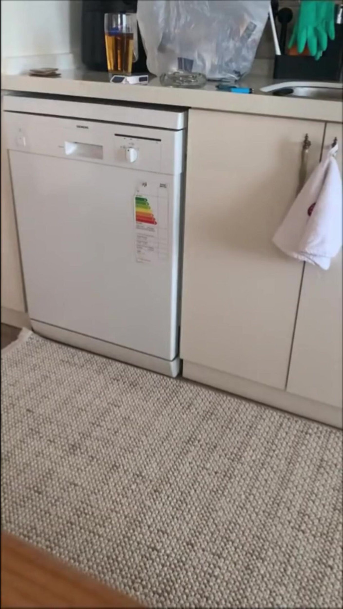 cd_aysemmm: Jag klädde av mig helt naken för pizzaleveranskillen
