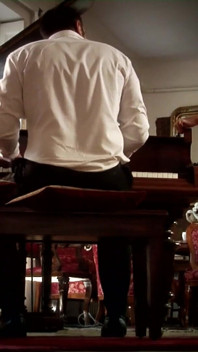 Si rambut coklat panas menghisap pianist