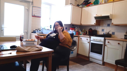 SSBBWLadyBrads: Donnona SSBBW mangia scena fanfiction maiala in un grembiule