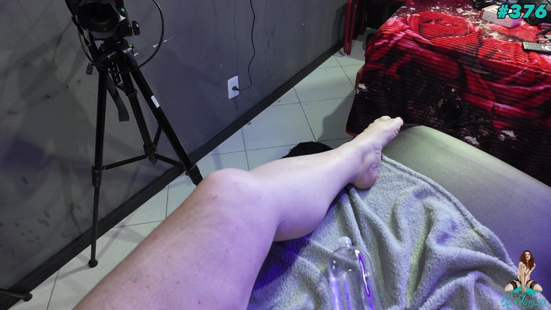 Squirting Sp: Tombul orta yaşlı seksi kadın fışkırttı ve zevkle titredi