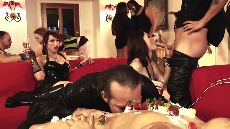 Fetish Desire: Pesta seks fetish gila dengan seks dubur dan penembusan berganda
