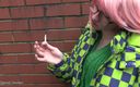 Domestic femdom: Dela en cigarett