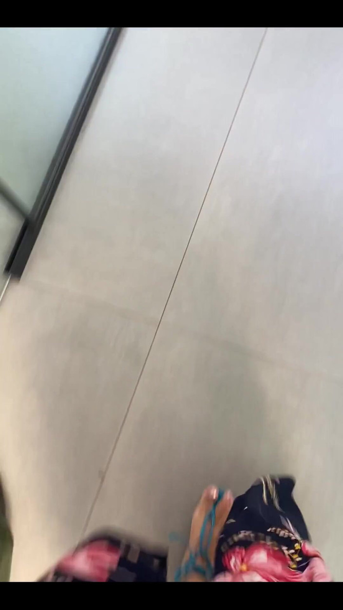 KiffaFeet: Dzień dobry z moimi seksownymi nogami i niebieskimi sandałami