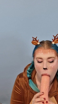 Succhiare un grosso dildo in un costume da reindeer - ragazza solista