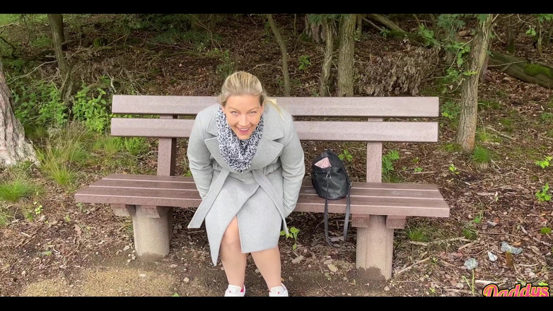 Daddys Luder: Người thích khoe hàng đạt cực khoái trong công viên