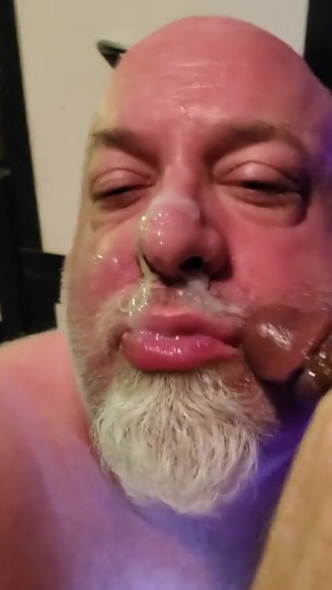 beardaddychub: L'orso riceve una sborrata in faccia in ufficio