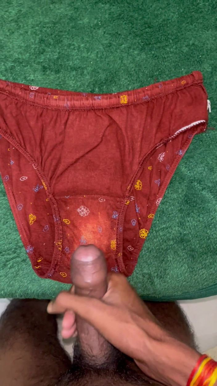 Cumlover35804: Livre-se do estresse masturbando a calcinha suja da Shakutla