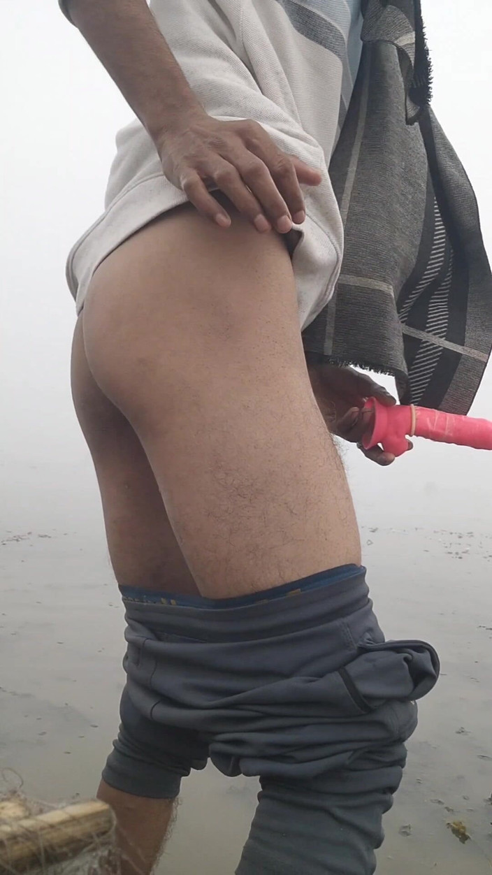 Desimast7: Nadržený mladý chlapec šuká zadek s hračkou uvnitř rybníka