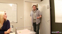 Full porn collection: Blonďatá mladá sekretářka Victoria Summers je ošukaná pracovními kolegy během...