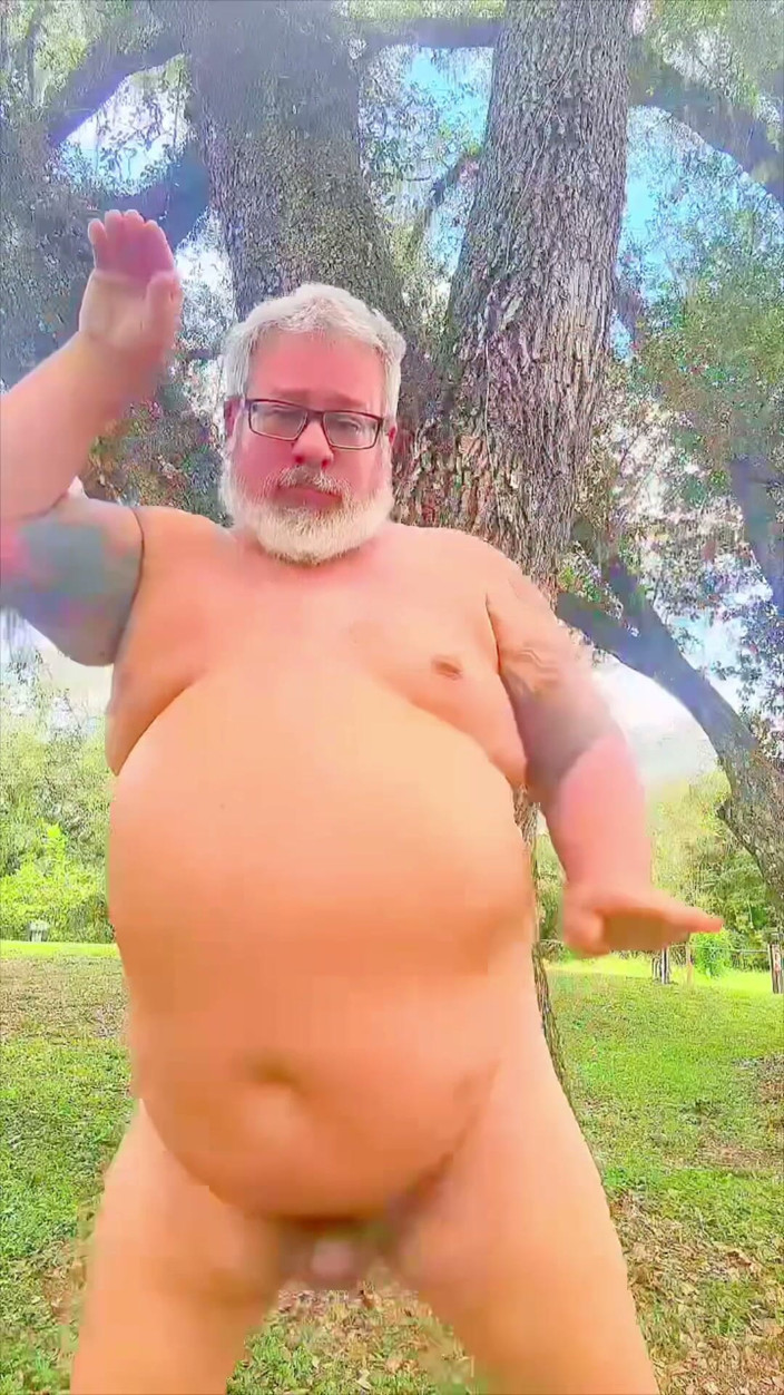 Hand-Free-Daddy-Chub: หมีเต้นแก้ผ้าในแดนทุรกันดารโชว์รูของเขา