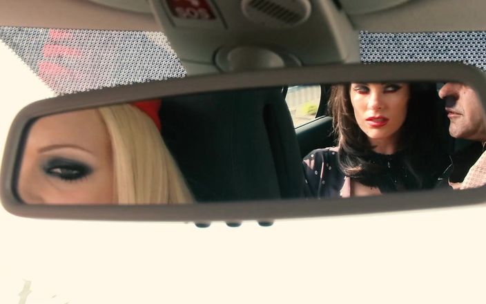 BestPorn85: Sexy blondine en brunette in een heet kinky trio nemen...