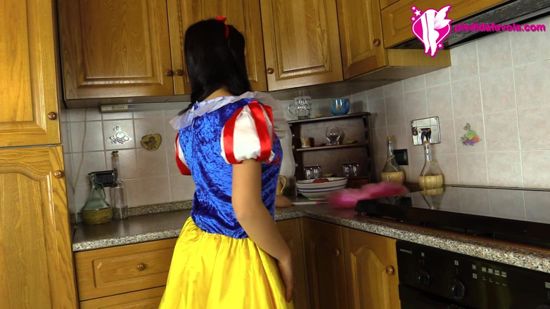 Best Nylon Feet Videos: Kar beyazı gibi giyinmiş ateşli esmer ayaklarına masaj yapıyor