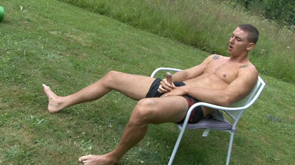 Young straight boy masturbation: Yougn em linha reta mostra pau no jardim ao ar...