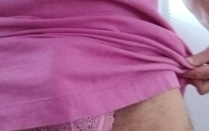 dragontrainer5: Travestiet in roze stript en komt klaar