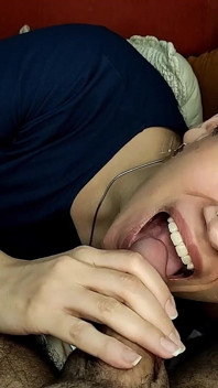 Quickie! Thổi kèn trên đi văng và xuất tinh đầy miệng
