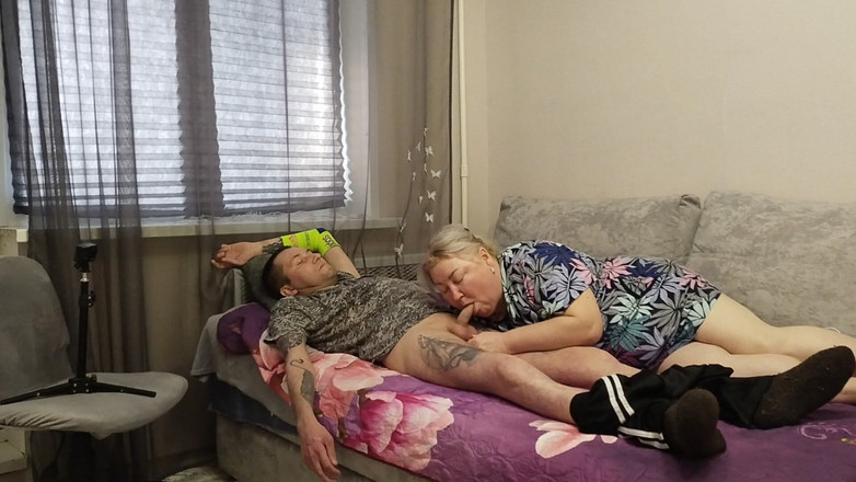 Zona901: 彼女が熱い精液の一部を口に入れるために深いフェラチオをする