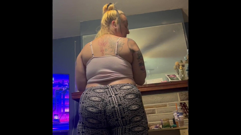 Lotuss King: Curvă super sexy mare și frumoasă Lotuss Queen face sex oral...