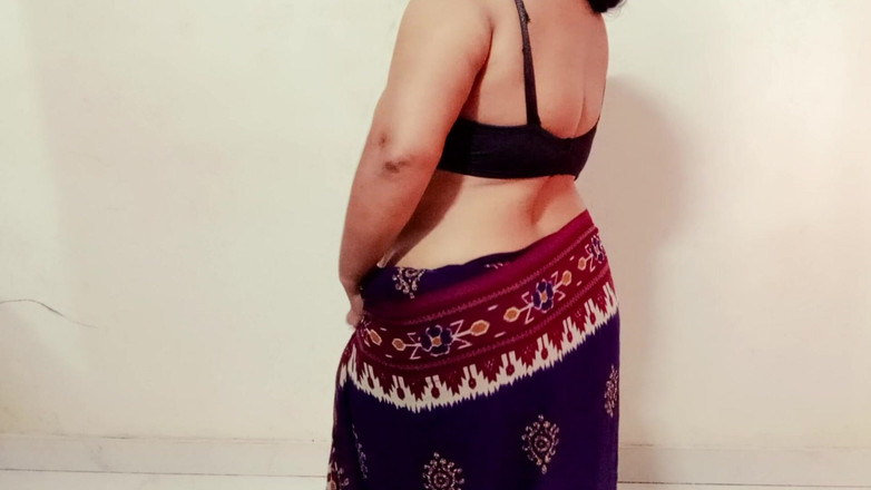 Your Arya: La matrigna arrapata Arya si è scopata da sola