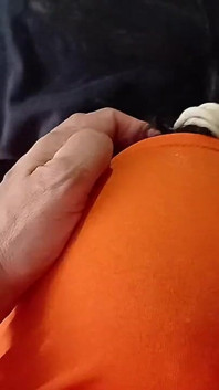 Je lèche la chatte de ma demi-sœur MILF pour qu’elle ne dise pas à mes parents que je fume