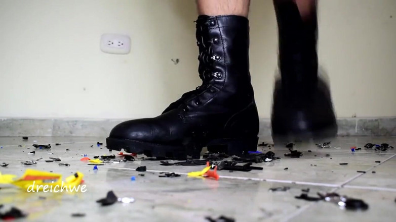 Dreichwe: Destroying some cars with my boots