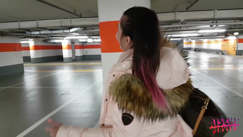 Aische Pervers: Milf alemana hace una mamada en el estacionamiento del aeropuerto