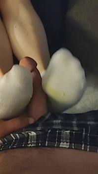 Polo Blanc Et Jaune, Cheville, Chaussette - Footjob Rose Sous L’armure - Branlette Avec Une Chaussette Bleue