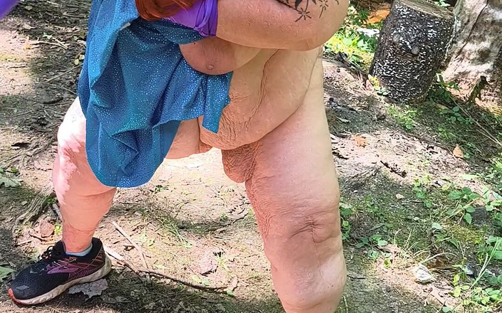 HerculesnVENUS: Cewek sange ini lagi asik memeknya pakai gaun di hutan...