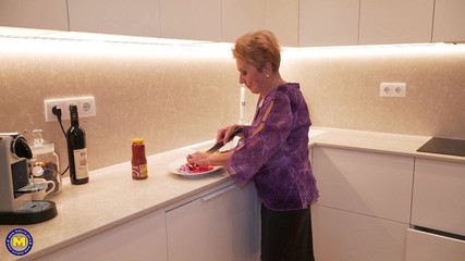 Mature NL: Muscle guy fucks granny