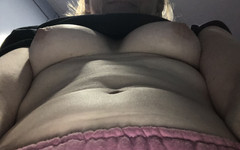 MistressWriggler: Mostrando meus peitos no supermercado para mostrar como estava frio!