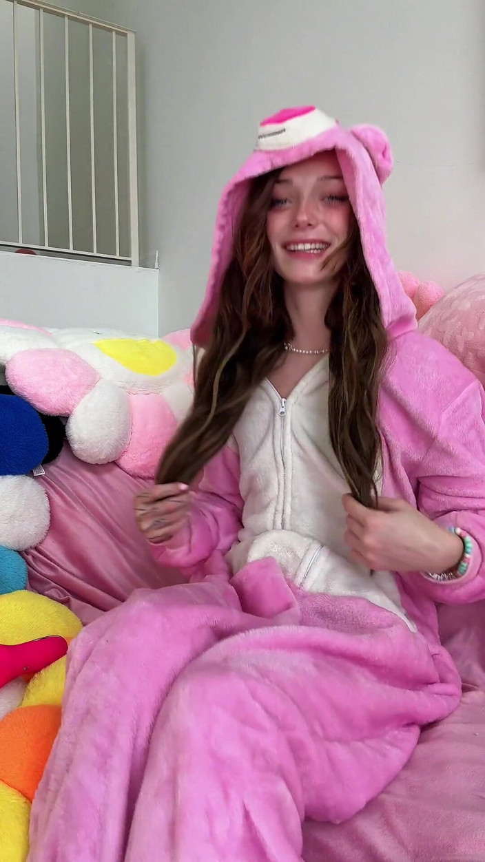 Shrooms Q: キューティーデイジーラブは、彼女のピンクのワンジーVで彼女のピンクのバイブレーターで彼女の猫をファックします