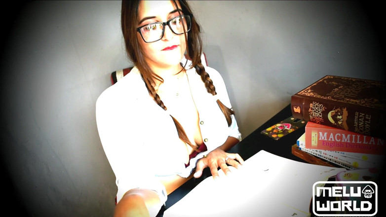 melu_world: Studentessa schizza davanti alla telecamera - Meluworld
