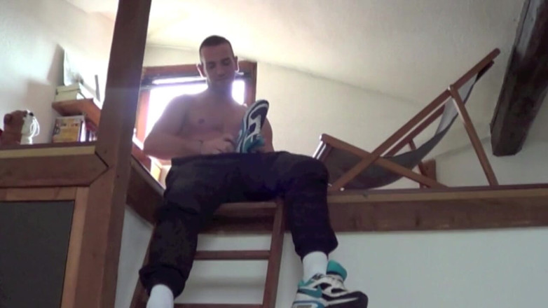 Crunch Boy: Sólo masturbace pro hetero s teniskami