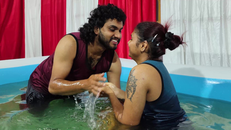Vaigavarun45: โรแมนติกริมสระน้ํากับลิปล็อค