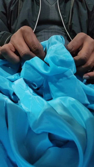 Satin And Silky: Saténové hedvábné honění porno - Tření čůráka s modrým crap Satin Silky...
