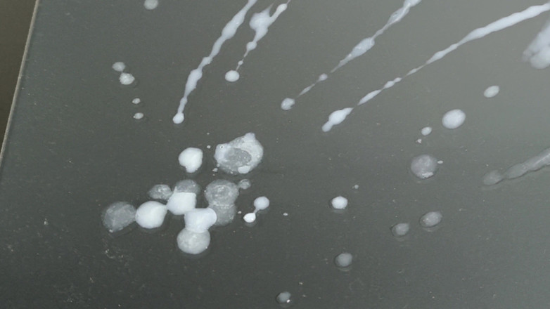 LolaCD: Sprutar ut sprayen med spermasprut