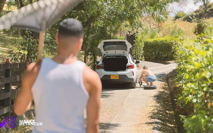 Maxxx Betancur: Yolda mahsur kalan büyük götlü kız bahçıvanla açık havada seks...