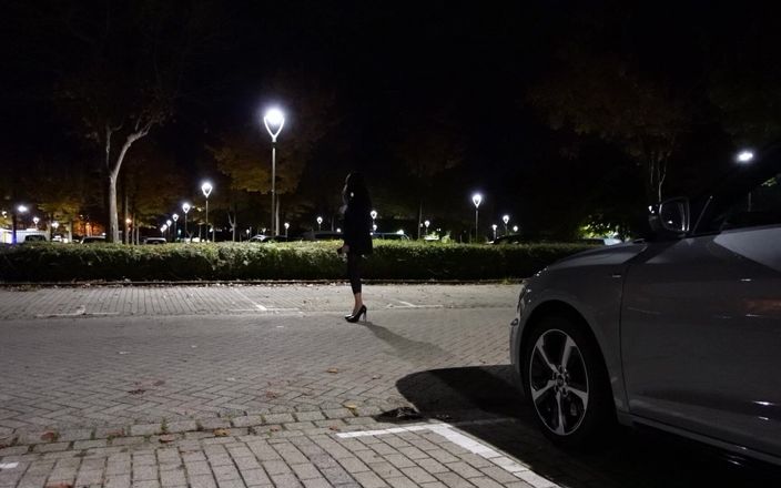 Loreley add: Jag tog på mig min genomskinliga klänning och lät pissen...