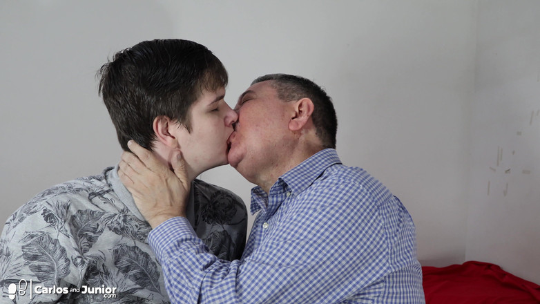 Carlos And Junior: Baba ve oğlu öpüşüyor