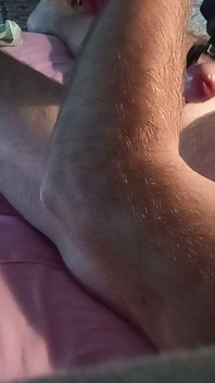 Vibratorul stoarce toată sperma din penisul meu alb, gem tare și ejaculez!