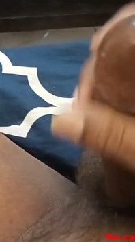 Mein großer schwanz kommt, indem ich masturbiert