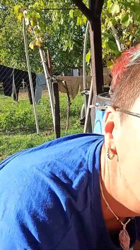 Venkovní kouření koulí se spermatem v ústech na zahradě