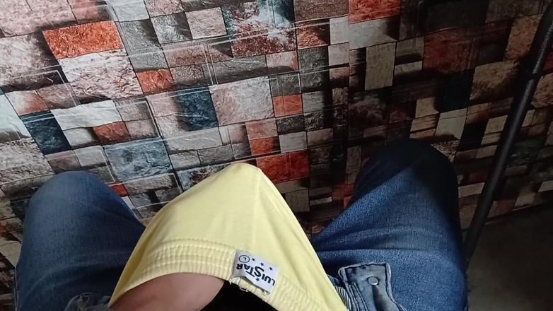 Hornyboy2058: Увидев задницу моей сводной сестры, я прикоснулась к моей огромной выпуклости и мастурбирует в нижнем белье