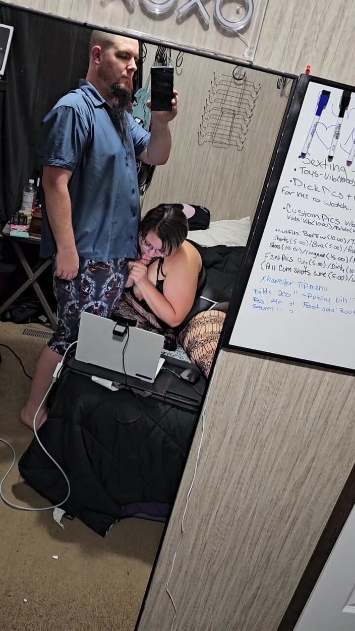 Funhousewife69: Il est entré dans la chambre et m’a fait sucer...