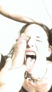 Deepthroat nghèn trên con cu đau nhói bên hồ bơi