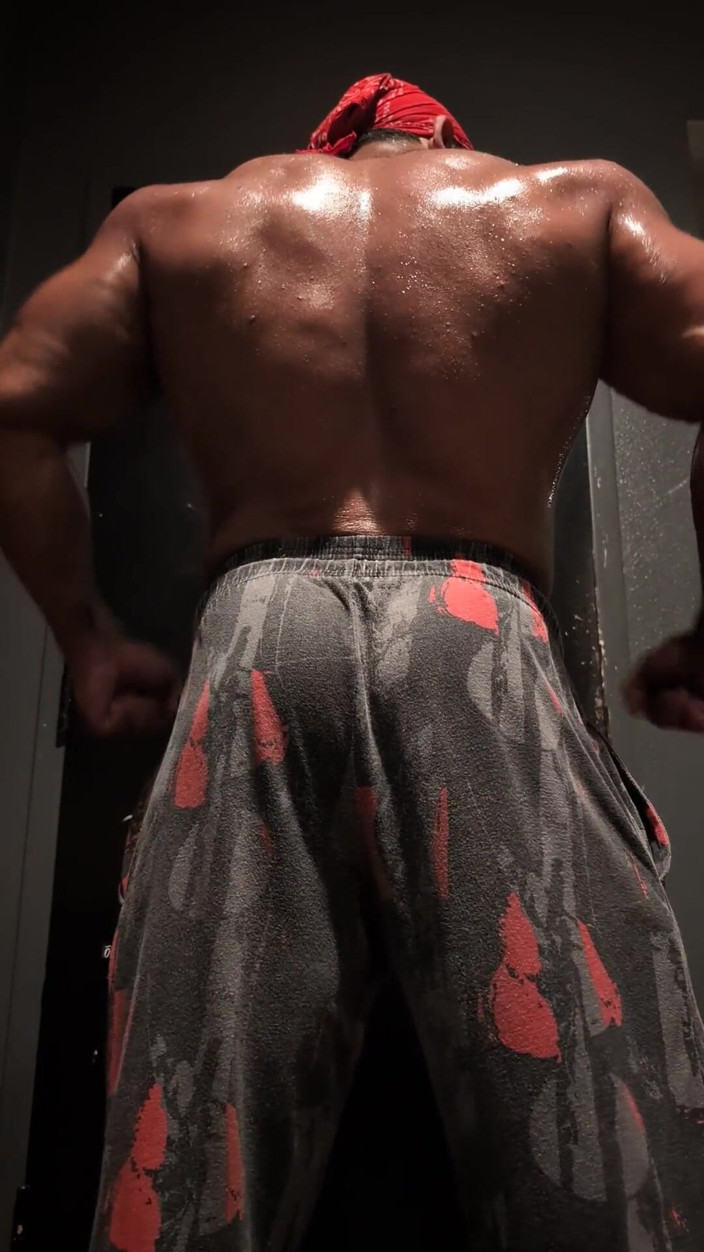 Benji Bastian: Hete gespierde bodybuilder poseert en buigt naakt