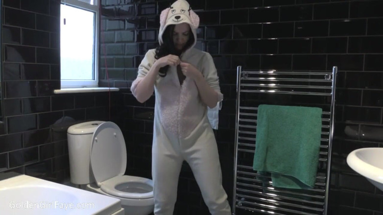 Her Kink UK: Onesie wee