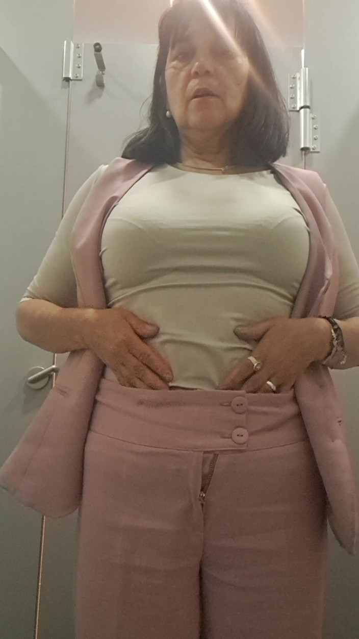 Mommy big hairy pussy: Zralá žena ukazuje prsa