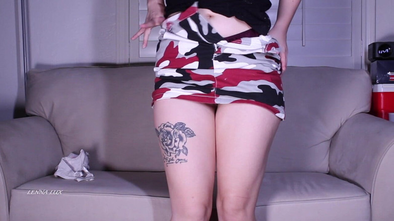 Lenna Lux: La babysitter teenager provoca il marito - istruzioni per masturbazione