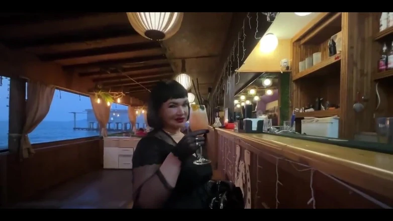 KarmenMilf: Frumusețe fatală Carmen într-un aspect sexy pe malul mării