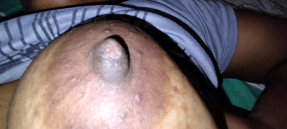 Suddi: Suddi mostra la figa e si masturba da sola